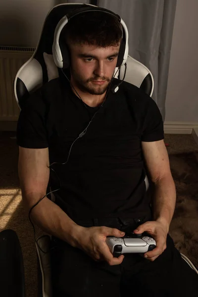 University Aged Male Student Playing Video Game While Wearing Headset — Stock Photo, Image