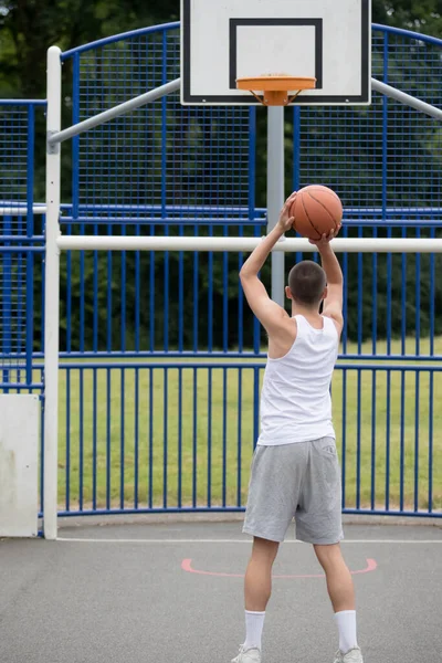 Nineteen Year Old Teenage Boy Shooting Hoop Basketball Court Public — 图库照片