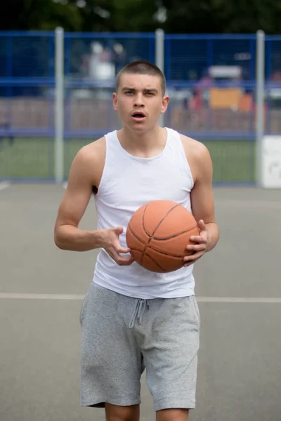 Nineteen Year Old Teenage Boy Playing Basketball Public Park — Stockfoto