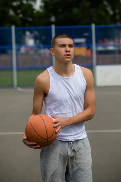 Nineteen Year Old Teenage Boy Playing Basketball Public Park — Stockfoto