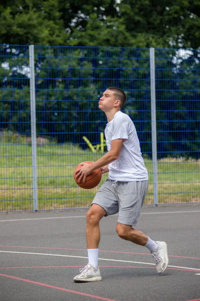 Ein Jähriger Teenager Schießt Einem Öffentlichen Park Auf Einen Basketballplatz — Stockfoto