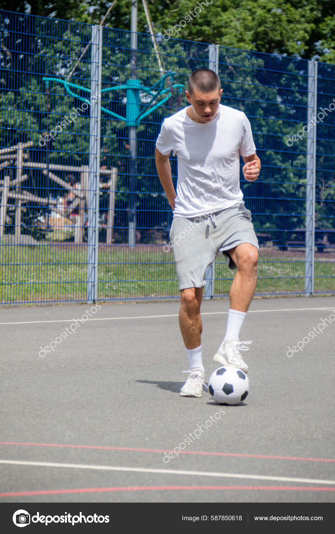 Девятнадцатилетний Мальчик Играющий Футбол Общественном Парке.