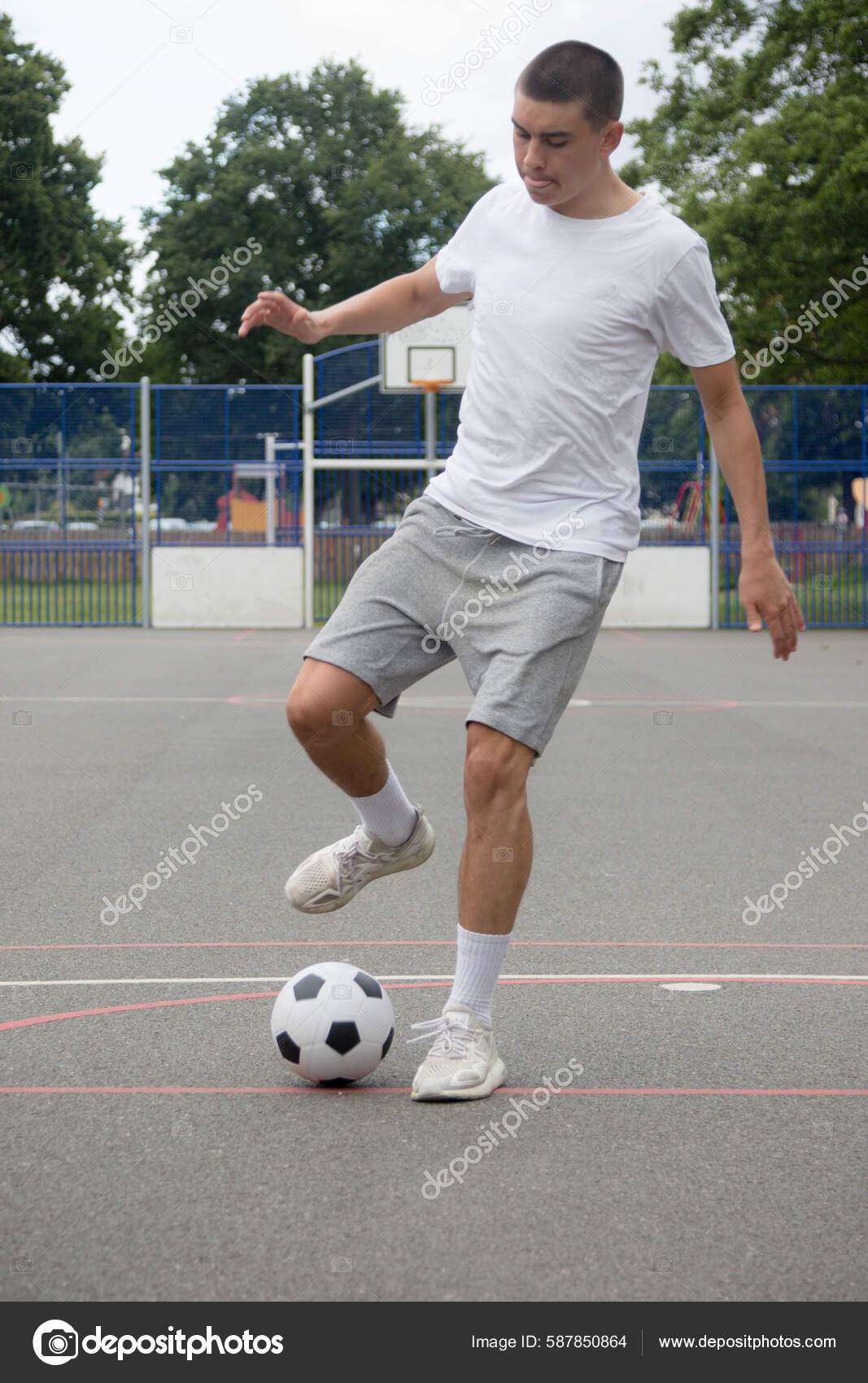 Девятнадцатилетний Мальчик Играющий Футбол Общественном Парке.