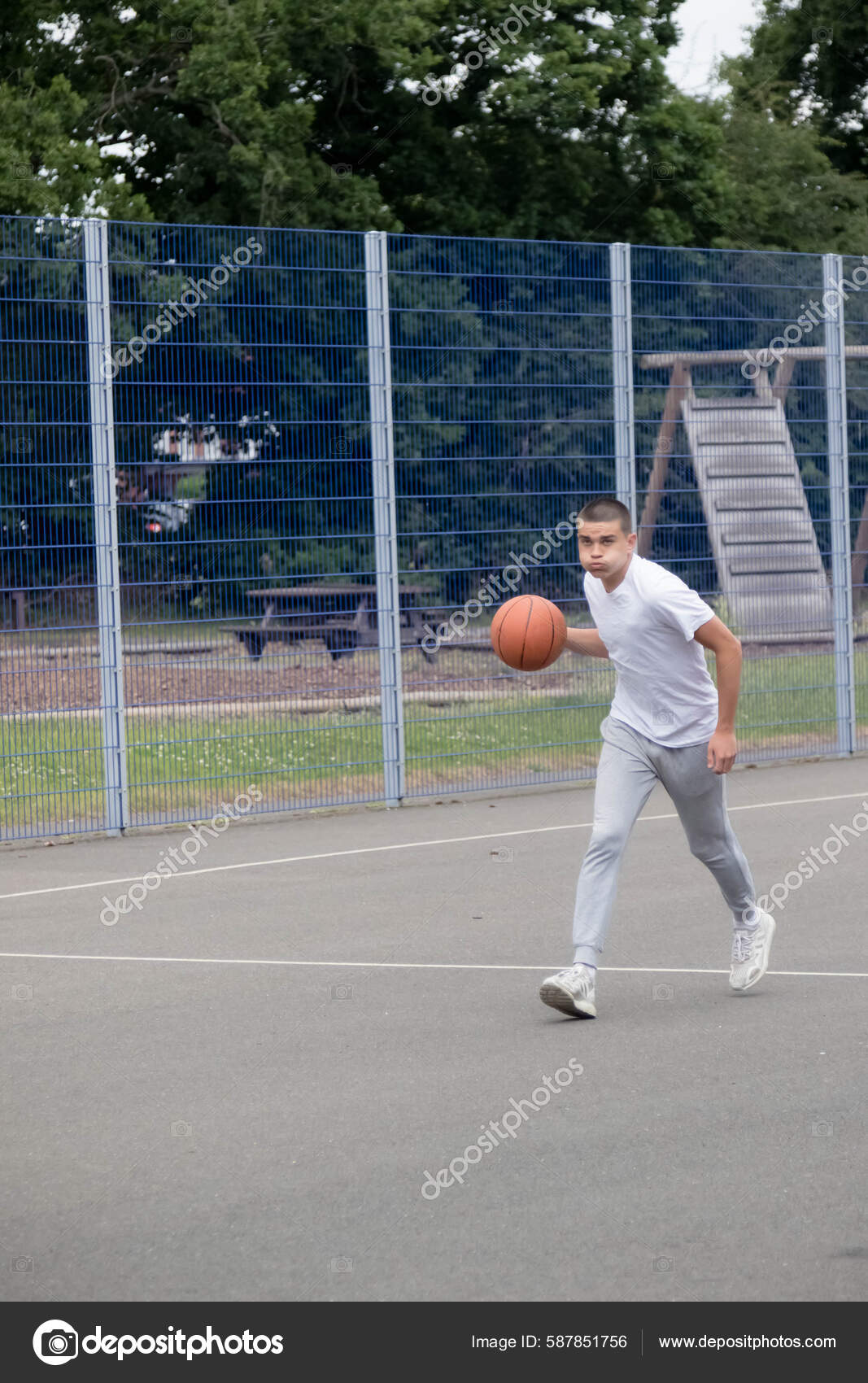Fotos de Adolescente Diecinueve Años Jugando Baloncesto Parque Público