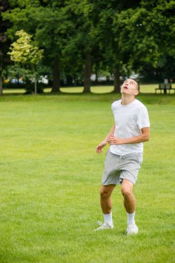 Halka açık bir parkta futbol oynayan 19 yaşında bir genç çocuk.