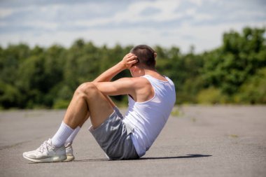 Halka açık bir parkta mekik çeken 19 yaşında bir çocuk.