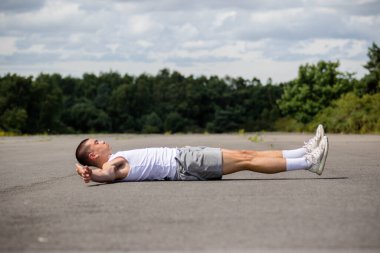 Halka açık bir parkta bacak kaldıran 19 yaşında bir çocuk.