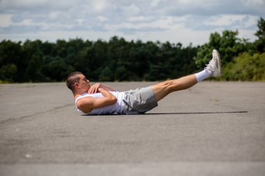 Halka açık bir parkta bacak kaldıran 19 yaşında bir çocuk.