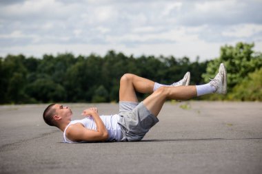 Dışarıdaki 19 yaşında bir çocuk halka açık bir parkta bisiklet tekmeleri atıyor.