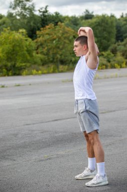 Halka açık bir parkta gerinen 19 yaşında bir çocuk.