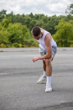 Halka açık bir parkta gerinen 19 yaşında bir çocuk.