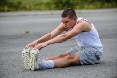 Halka açık bir parkta gerinen 19 yaşında bir çocuk.