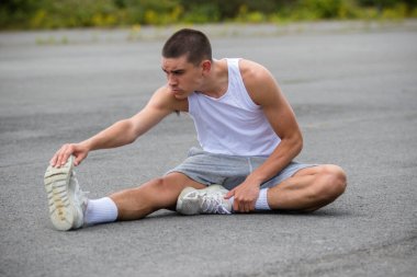 Halka açık bir parkta gerinen 19 yaşında bir çocuk.