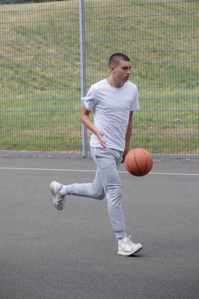 Nineteen Year Old Teenage Boy Playing Basketball Public Park — 图库照片