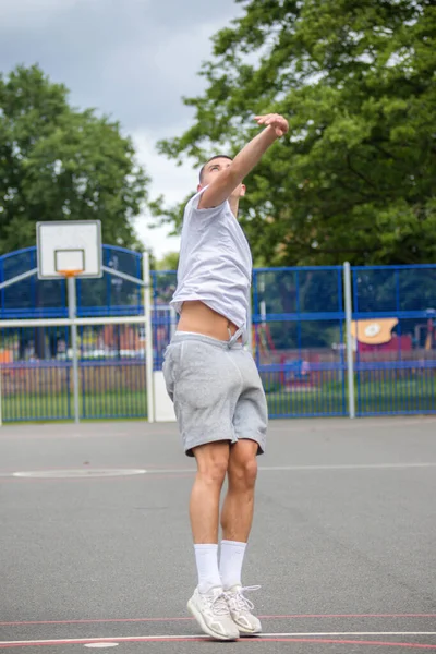 Adolescente Dezenove Anos Que Dispara Arco Uma Quadra Basquete Parque — Fotografia de Stock