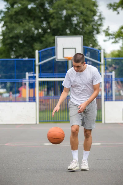 Ein Jähriger Teenager Schießt Einem Öffentlichen Park Auf Einen Basketballplatz — Stockfoto