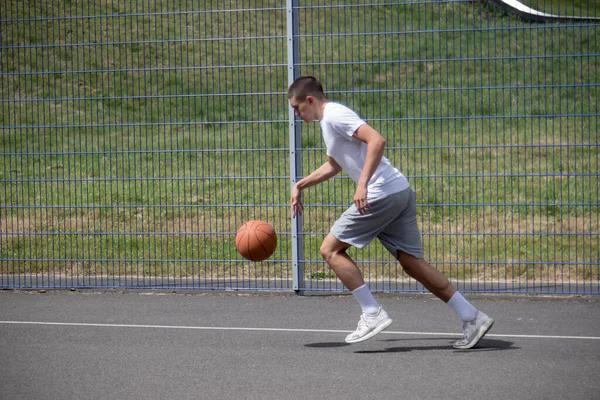 Adolescente Dezenove Anos Jogando Basquete Parque Público — Fotografia de Stock