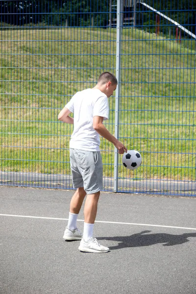 Nineteen Year Old Teenage Boy Bermain Football Public Park — Stok Foto