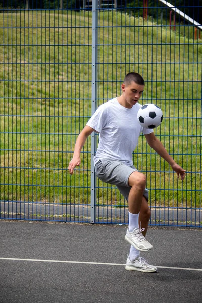 Adolescente Dezenove Anos Jogando Futebol Parque Público — Fotografia de Stock