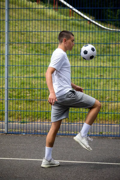 Nineteen Year Old Teenage Boy Bermain Football Public Park — Stok Foto