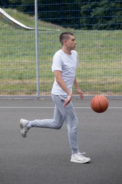 Nineteen Year Old Teenage Boy Playing Basketball Public Park — Stok Foto