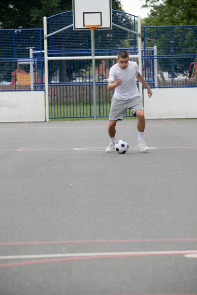 Ein Neunzehnjähriger Teenager Spielt Fußball Einem Öffentlichen Park — Stockfoto