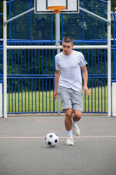 Devatenáctiletý Teenager Hrající Fotbal Veřejném Parku — Stock fotografie