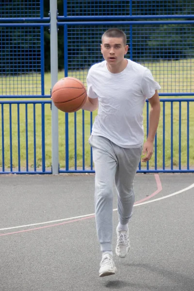 Ein Neunzehnjähriger Teenager Spielt Basketball Einem Öffentlichen Park — Stockfoto