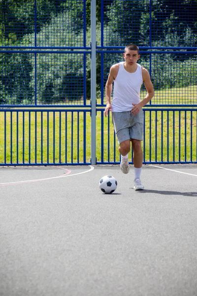 Devatenáctiletý Teenager Hrající Fotbal Veřejném Parku — Stock fotografie