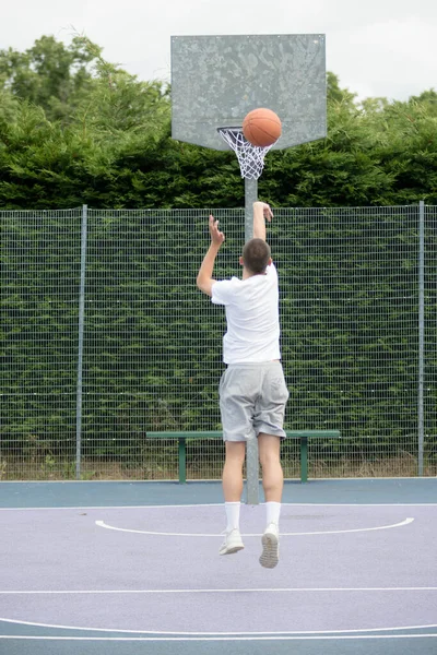 Nineteen Year Old Teenage Boy Shooting Hoop Basketball Court Public — Stok Foto