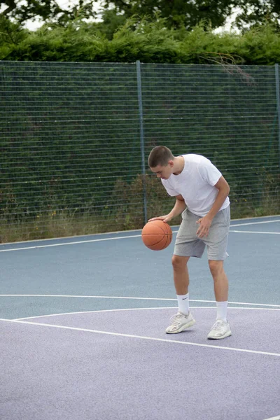 Een Negentienjarige Tiener Die Basketbal Speelt Een Openbaar Park — Stockfoto