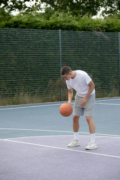 Een Negentienjarige Tiener Die Basketbal Speelt Een Openbaar Park — Stockfoto