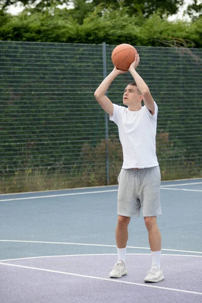 Дев Ятнадцятирічний Хлопчик Підліток Вистрілює Баскетбольному Майданчику Громадському Парку — стокове фото
