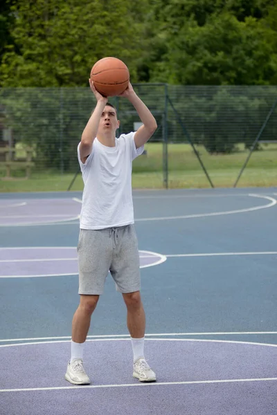Девятнадцатилетний Подросток Стреляющий Кольцо Баскетбольной Площадке Общественном Парке — стоковое фото