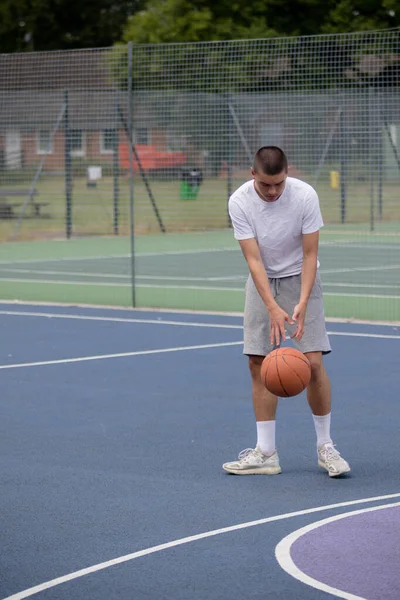 Ein Neunzehnjähriger Teenager Spielt Basketball Einem Öffentlichen Park — Stockfoto