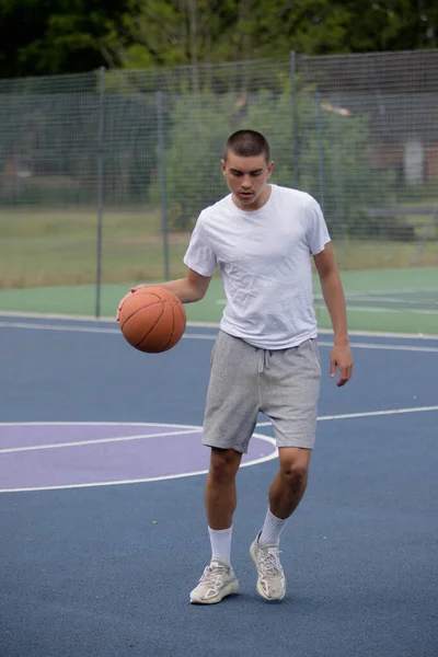 Ein Neunzehnjähriger Teenager Spielt Basketball Einem Öffentlichen Park — Stockfoto