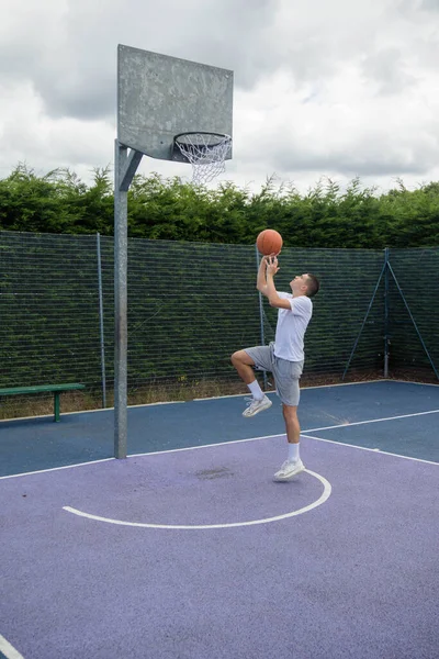 Nineteen Year Old Teenage Boy Shooting Hoop Basketball Court Public — 图库照片