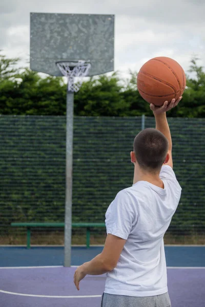 Nineteen Year Old Teenage Boy Shooting Hoop Basketball Court Public — Stock Fotó