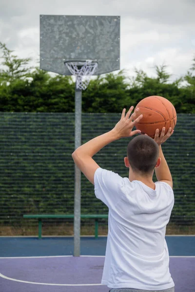 Een Negentienjarige Tiener Jongen Schieten Een Hop Een Basketbalveld Een — Stockfoto