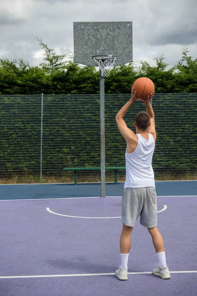 Een Negentienjarige Tiener Jongen Schieten Een Hop Een Basketbalveld Een — Stockfoto