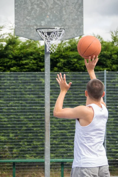 Nineteen Year Old Teenage Boy Shooting Hoop Basketball Court Public — Foto Stock