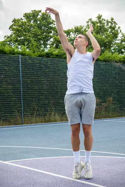 Een Negentienjarige Tiener Jongen Schieten Een Hop Een Basketbalveld Een — Stockfoto