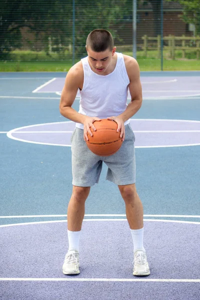 Adolescente Diciannovenne Che Gioca Basket Parco Pubblico — Foto Stock