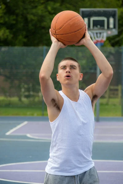 Adolescent Dix Neuf Ans Jouant Basketball Dans Parc Public — Photo