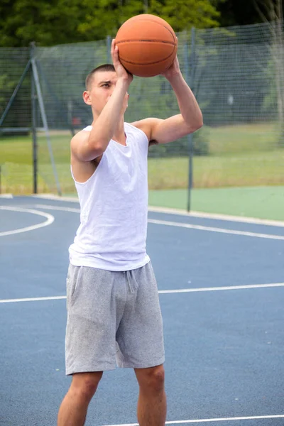 Ein Neunzehnjähriger Teenager Spielt Basketball Einem Öffentlichen Park — Stockfoto