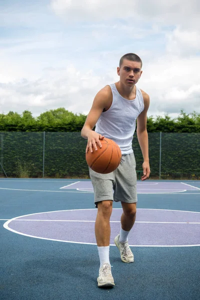 Ein Neunzehnjähriger Teenager Spielt Basketball Einem Öffentlichen Park — Stockfoto