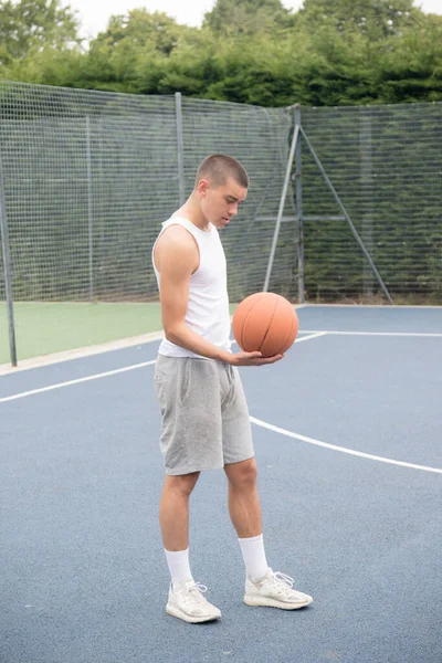 Devatenáctiletý Teenager Hrající Basketbal Veřejném Parku — Stock fotografie