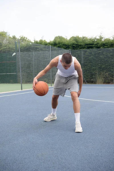 Дев Ятнадцятирічний Хлопчик Грає Баскетбол Громадському Парку — стокове фото
