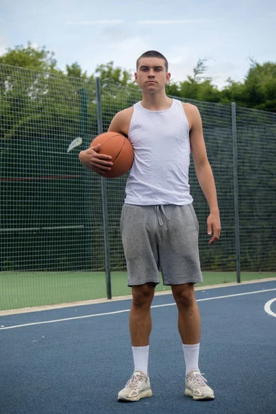 Nineteen Year Old Teenage Boy Playing Basketball Public Park — 图库照片