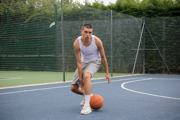 Nineteen Year Old Teenage Boy Playing Basketball Public Park — ストック写真